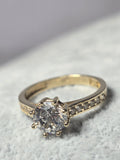 Inel Damă cu Piatră Mare și Pietricele din Aur 14K – Eleganță și Strălucire