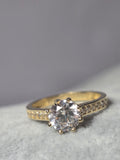 Inel Damă cu Piatră Mare și Pietricele din Aur 14K – Eleganță și Strălucire