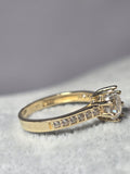 Inel Damă cu Piatră Mare și Pietricele din Aur 14K – Eleganță și Strălucire