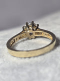 Inel Damă cu Piatră Mare și Pietricele din Aur 14K – Eleganță și Strălucire