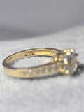 Inel Damă cu Piatră Mare și Pietricele din Aur 14K – Eleganță și Strălucire