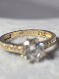 Inel Damă cu Piatră Mare și Pietricele din Aur 14K – Eleganță și Strălucire