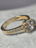 Inel Damă cu Piatră Mare și Pietricele din Aur 14K – Eleganță și Strălucire
