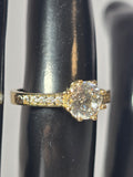 Inel Damă cu Piatră Mare și Pietricele din Aur 14K – Eleganță și Strălucire