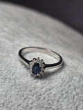 Inel Elegant din Aur Alb 14K cu Piatră Ovală Strălucitoare și Pietre Albe