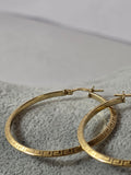 Cercei rotunzi din aur 14K cu model grecesc – 2,37 g