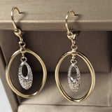Cercei din aur combinarea armonioasă a aurului galben cu un element central cu aspect alb-argintiu, creând un efect 14K cu design oval bicolor – 3,36 g