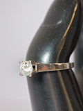 Inel Elegant din Aur Alb 14K cu Piatră Strălucitoare – Design Rafinat