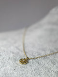 Lănțișor subțire din aur galben 14K cu pandantiv floare și piatră, 1,40 g