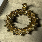 Pandantiv circular din aur 14K, model geometric cu motive piramidale – 5,25 g